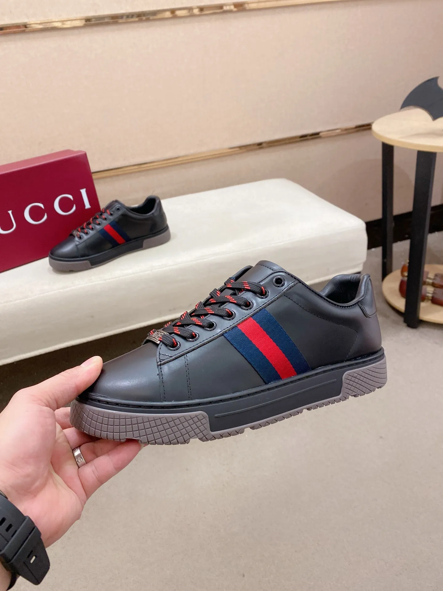 Factory price 442💰New GUCCI (Gucci) counters are available simultaneously, new men's shoes, 😘fabrics are selected imported cowhide, lining: sheepskin lining. 👍🏿 High-end ☄️ air-cushion molded anti-slip rubber outsole, exquisite lines, simple and elegant, comfortable and high-end for leisure travel. Code number: 39 to 44 (45 can be customized and cannot be returned or exchanged)